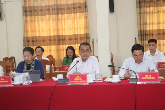Ủy viên Trung ương Mặt trận Lào xây dựng đất nước, Ủy viên Ban Thường vụ Thành ủy, Chủ tịch Ủy ban Mặt trận Lào xây dựng đất nước Thủ đô Viêng Chăn Phongsavanh Siliphan phát biểu tại buổi làm việc. Ảnh: Hiền Chi