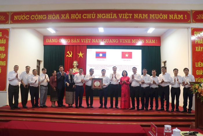Đoàn đại biểu Lào và xã Liên Minh trao tặng quà lưu niệm. Ảnh: Hiền Chi