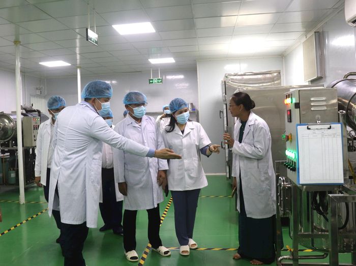 Đoàn công tác tham quan Nhà máy sản xuất tại An Lạc farm. Ảnh: Hiền Chi