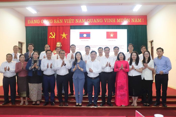 Đoàn công tác chụp ảnh lưu niệm cùng lãnh đạo xã Liên Minh. Ảnh: Hiền Chi