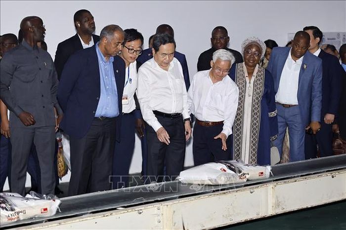 Chủ tịch Quốc hội Trần Thanh Mẫn và Chủ tịch Quốc hội Côte d’Ivoire Patrick Achi xem sản phẩm gạo của Công ty Nông nghiệp công nghệ cao Trung An. Ảnh: Doãn Tấn/TTXVN