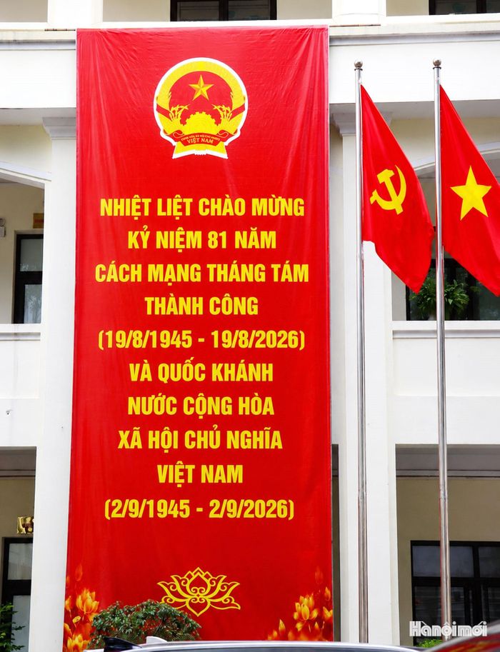 Tấm áp-phích lớn tại sân trụ sở Đảng ủy phường Kiến Hưng chào mừng 81 năm Cách mạng Tháng Tám và Quốc khánh 2-9. Ảnh: Tuấn Điệp
