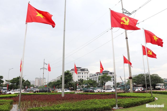 Cờ Đảng, cờ Tổ quốc được treo trang trọng trên các tuyến phố, thể hiện niềm tự hào, phấn khởi của nhân dân phường Kiến Hưng. Ảnh: Tuấn Điệp