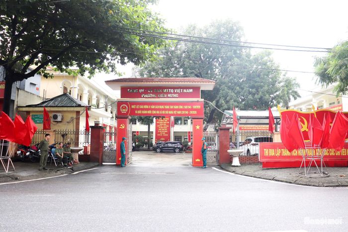 Cờ Đảng, cờ Tổ quốc, pa-nô, khẩu hiệu được trang hoàng tại trụ sở Đảng ủy phường Kiến Hưng, tạo không khí phấn khởi hướng tới Quốc khánh 2-9. Ảnh: Tuấn Điệp