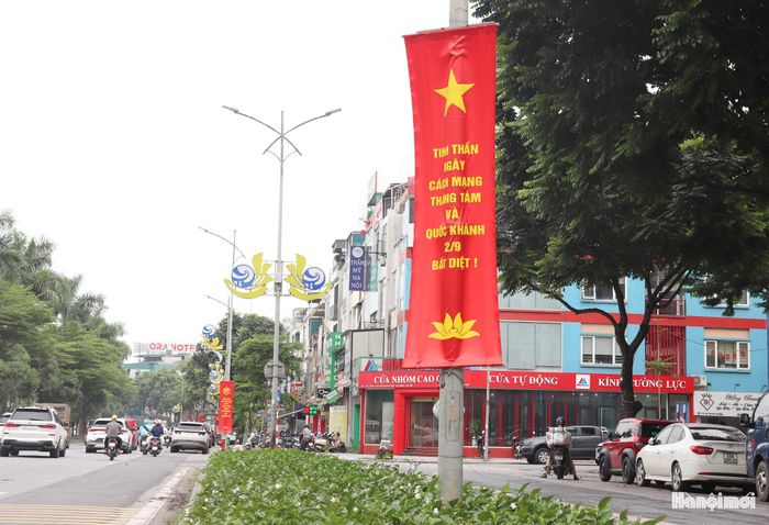 Trục đường Văn Khê được trang trí pa-nô, băng-rôn, khẩu hiệu tuyên truyền chào mừng Cách mạng Tháng Tám và Quốc khánh 2-9. Ảnh: Tuấn Điệp