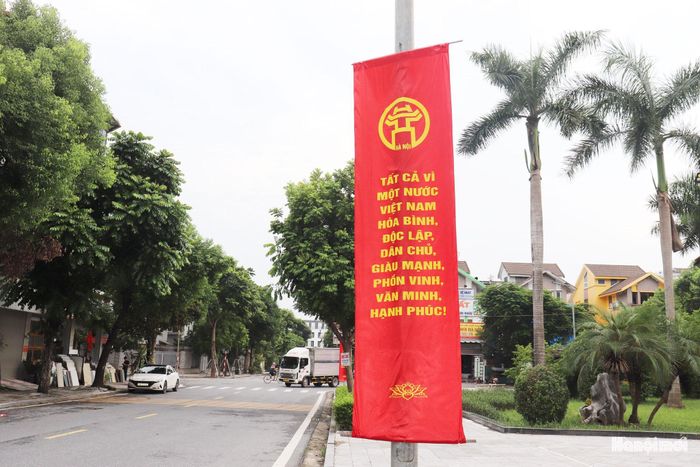 Pa-nô tuyên truyền kỷ niệm các ngày lễ lớn của đất nước được đặt tại khu vực Công viên X4, Khu đô thị Văn Phú. Ảnh: Tuấn Điệp