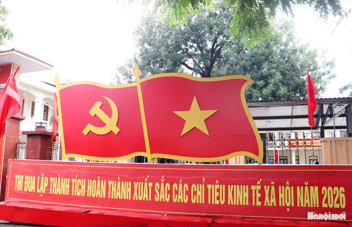 Khu vực trụ sở Đảng ủy phường Kiến Hưng rực rỡ cờ hoa. Ảnh: Tuấn Điệp