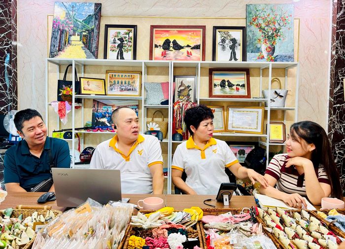 Chị Lê Thị Diện (bên phải) tham gia khóa học kỹ năng mềm để kinh doanh đồ gia dụng hiệu quả hơn. Ảnh: Trần Oanh.