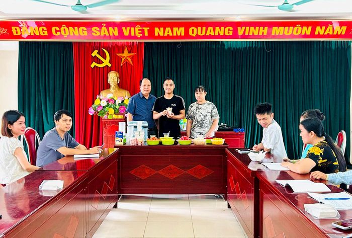 Em Trương Trung Anh (đứng giữa) phấn khởi khoe với thầy giáo và các bạn món hoa quả dầm sữa chua do mình tự tay pha chế. Ảnh: Trần Oanh.