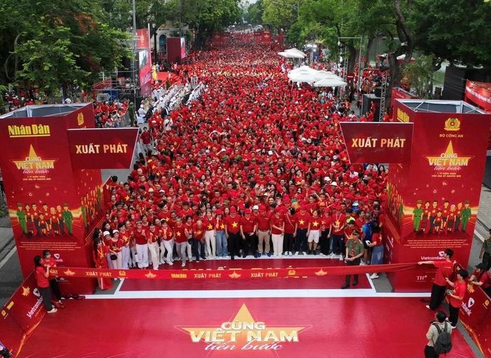 Hoạt động đi bộ "Cùng Việt Nam tiến bước" được tổ chức tại 34 tỉnh, thành phố trên cả nước. Ảnh: Báo Nhân Dân