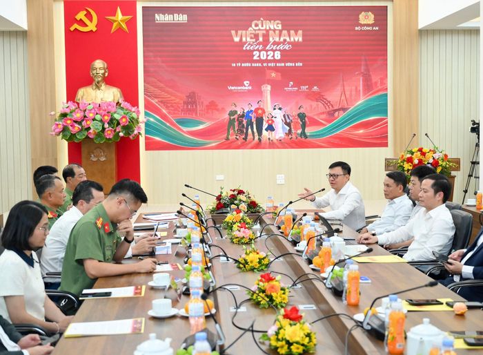 Ban tổ chức thông tin về chương trình. Ảnh: Báo Nhân Dân