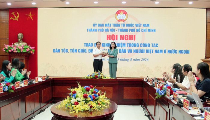 Lãnh đạo MTTQ Việt Nam thành phố Hà Nội và thành phố Hồ Chí Minh trao quà lưu niệm. Ảnh: Lê Dung.