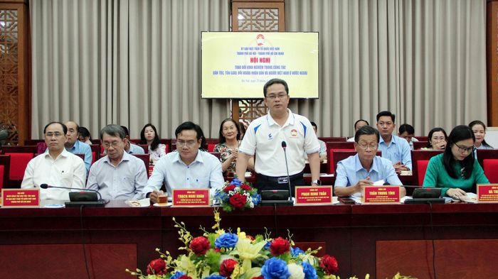 Phó Chủ tịch Ủy ban MTTQ Việt Nam thành phố Hồ Chí Minh Phạm Minh Tuấn phát biểu tại hội nghị. Ảnh: Lê Dung.