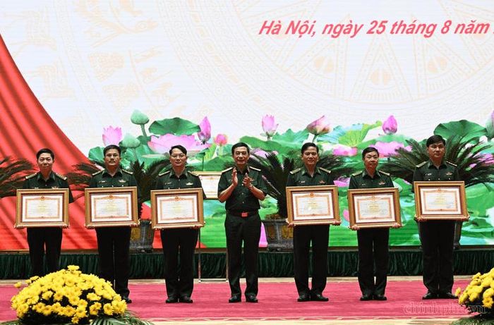 Đại tướng Phan Văn Giang trao tặng Bằng khen của Thủ tướng Chính phủ cho các tập thể, cá nhân. Ảnh: Chinhphu.vn