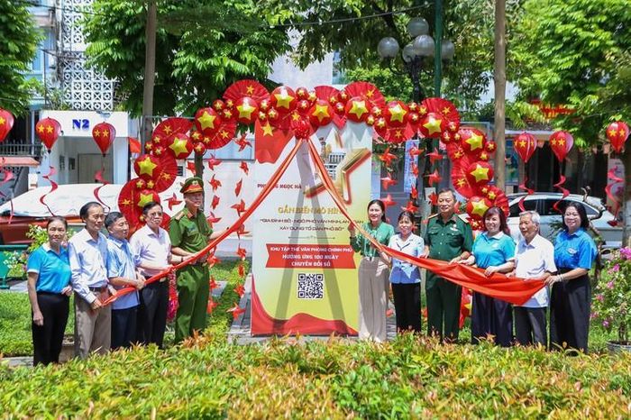 Các đại biểu thực hiện nghi thức gắn biển công trình mô hình "Gia đình số - Ngõ phố văn minh, an toàn - Xây dựng Tổ dân phố số" tại Tổ dân phố số 16, phường Ngọc Hà. Ảnh: Việt Trinh