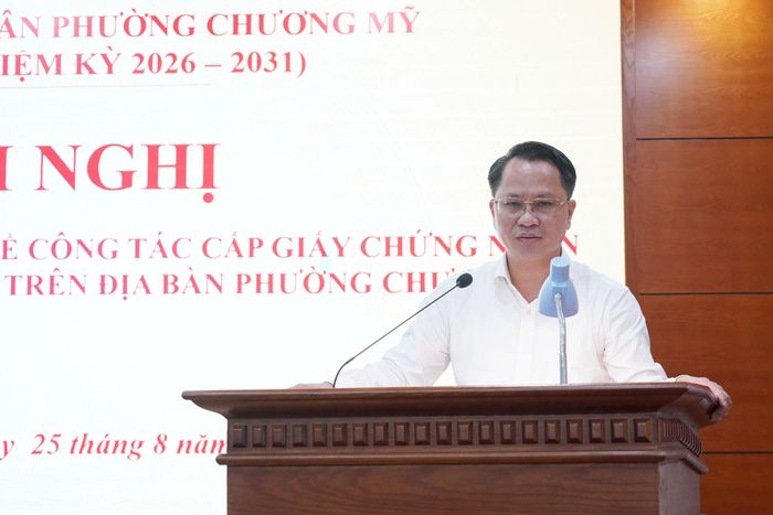 Chủ tịch UBND phường Chương Mỹ Bùi Mạnh Thắng tiếp thu, giải trình với cử tri về tiến độ cấp sổ đỏ. Ảnh: Lan Oanh