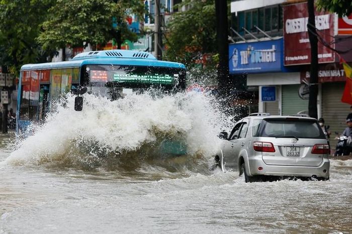 Một số tuyến đường khu vực ngoại thành Hà Nội bị ngập úng do ảnh hưởng của bão số 4. (Ảnh minh hoạ).
