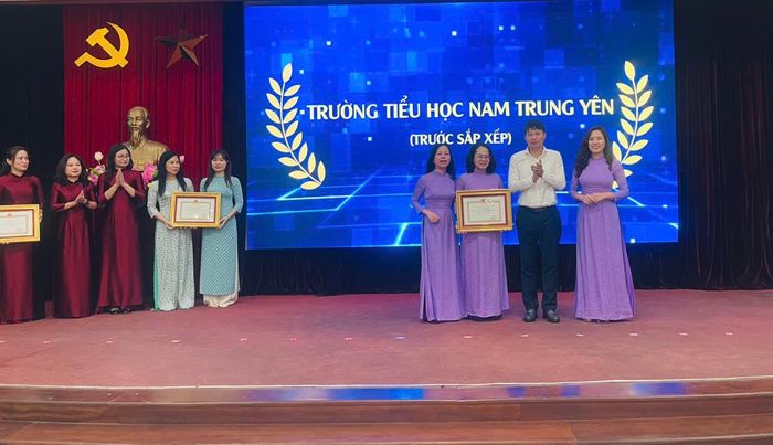 Phó Bí thư Thường trực Đảng ủy phường Yên Hòa Trần Việt Hà trao khen thưởng, ghi nhận thành tích nổi bật của các tập thể trường học trong năm học 2025-2026. Ảnh: PV
