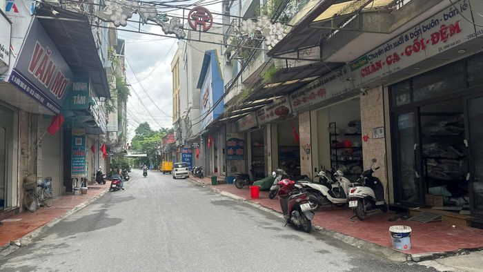 Hàng loạt cửa hàng kinh doanh chăn, ga, gối, đệm san sát nhau trong làng nghề Trát Cầu. Ảnh: PV