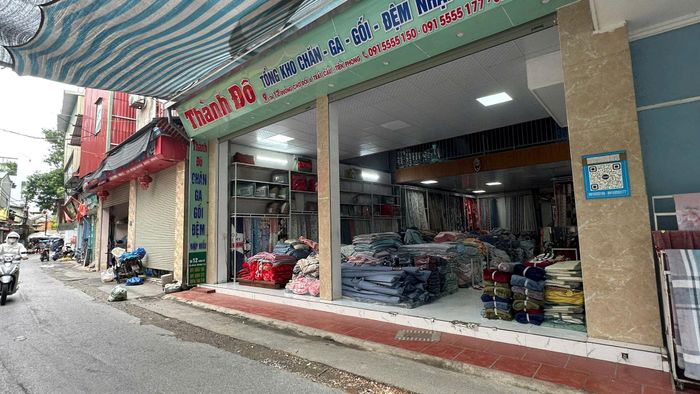 Nhiều cửa hàng ngay từ sáng sớm đã mở cửa bán hàng thu hút khách. Ảnh: PV