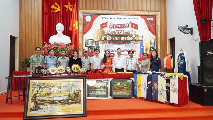 Nhiều sản phẩm làng nghề truyền thống được quảng bá rộng rãi hơn nhờ công nghệ. Ảnh: Duy Anh
