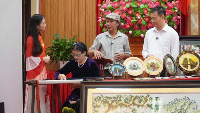 Phó Chủ tịch UBND xã Chương Dương Nguyễn Trọng Đô (áo trắng) trực tiếp tham gia livestream. Ảnh: Duy Anh