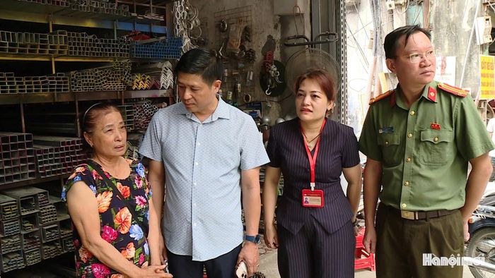 Lãnh đạo phường Ô Chợ Dừa trực tiếp xuống địa bàn, trao đổi với người dân về công tác giải phóng mặt bằng dự án. Ảnh: P.V