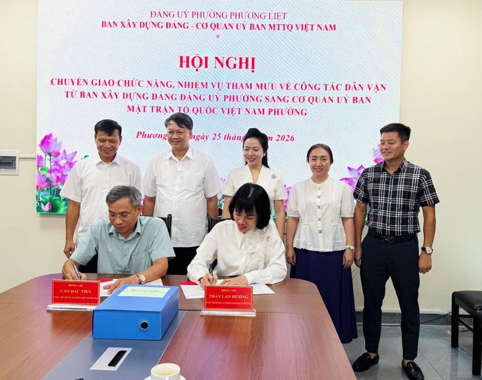 Lãnh đạo Đảng ủy phường Phương Liệt chứng kiến lễ chuyển giao chức năng, nhiệm vụ tham mưu về công tác dân vận từ Ban Xây dựng Đảng sang cơ quan Ủy ban Mặt trận Tổ quốc Việt Nam phường. Ảnh: BN
