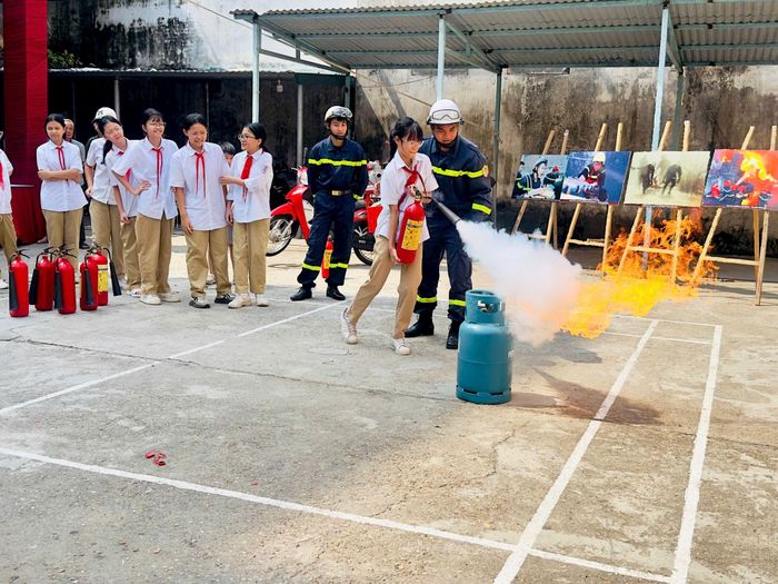Phong trào toàn dân PCCC được xây dựng từ những "viên gạch" bền vững nhất là sự ủng hộ của mỗi người. Ảnh: Đức Tuấn