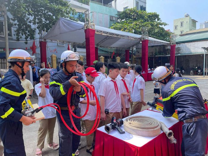 Các em nhỏ hào hứng với trải nghiệm thực tế. Ảnh: Đức Tuấn
