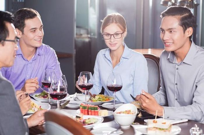 Một bữa cơm vì thế không chỉ đơn thuần là lúc thưởng thức món ăn. Đó còn là cơ hội để quan sát cách một người tôn trọng người khác, kiểm soát cảm xúc và quan tâm đến những người xung quanh. Ảnh minh họa