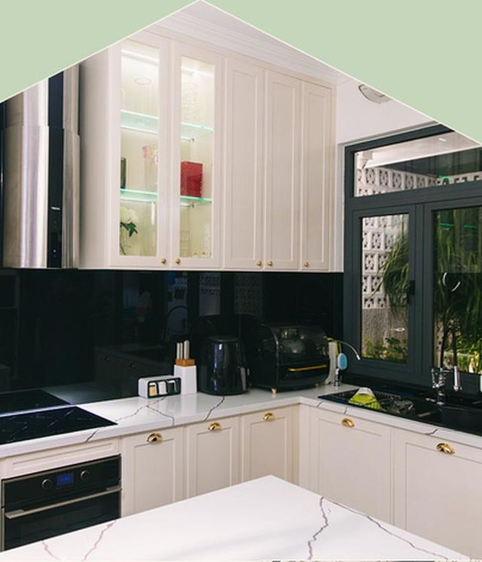 Một vài điểm nhấn nhá trong nhà được làm theo nhu cầu sử dụng như: Phần nội thất trong nhà tối giản nhưng vẫn tiện nghi để mẹ và các bé có một không gian sinh hoạt vừa thoải mái lại an toàn, thiết kế thêm các hệ thống tủ để thoả mãn sở thích trưng bày của Diệp Lâm Anh, phòng trà thư giãn và góc làm việc riêng, hệ thống an ninh như camera, các thiết bị thông minh đều được bố trí đâu vào đấy. Có thể nói là một không gian mà Diệp Lâm Anh đầu tư rất nhiều tâm huyết.