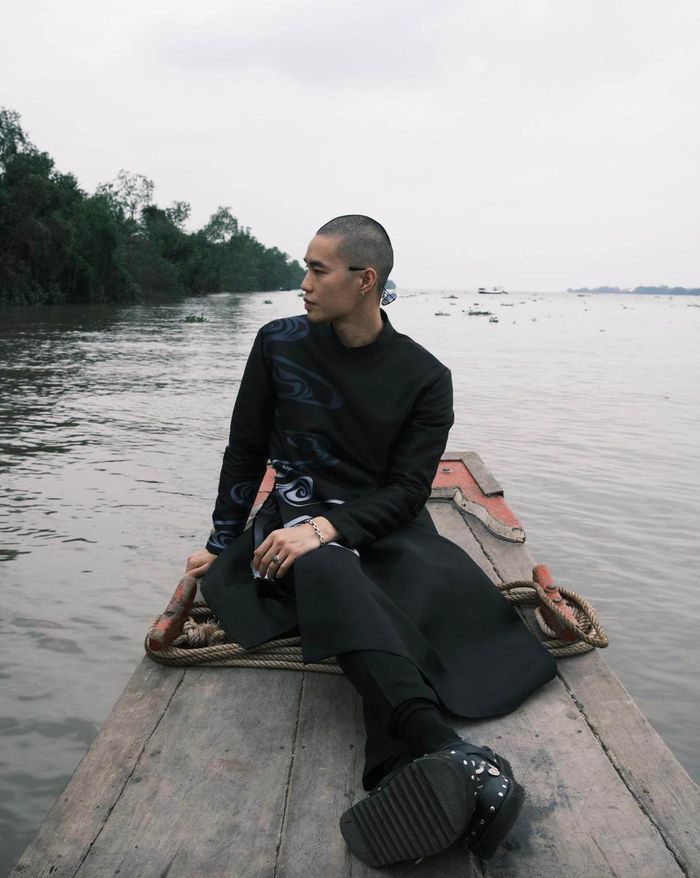 Đăng Trần sở hữu trang Instagram cá nhân hơn 7 nghìn người theo dõi. Trước đây, anh từng làm người mẫu hợp tác với nhiều thương hiệu thời trang, nhãn hàng nổi tiếng. Những năm trở lại đây, Đăng Trần thỉnh thoảng về Việt Nam tham gia một số hoạt động nghệ thuật, quảng cáo. Mặc dù vậy, nam diễn viên vẫn rất kín tiếng trong việc chia sẻ chuyện đời tư, ít chia sẻ trên các phương tiện truyền thông và mạng xã hội.