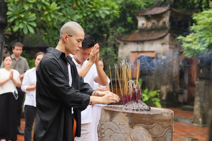 Ít ai biết nam diễn viên chính là em trai ruột của Huy Trần - ông xã “đả nữ” Ngô Thanh Vân. Trước đây, Đăng Trần hoạt động nghệ thuật với vai trò người mẫu chuyên nghiệp, có thời gian làm việc tại Canada.