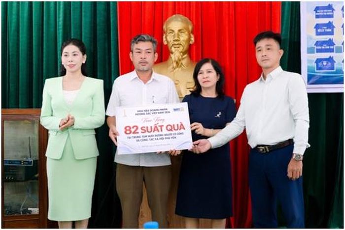 Ban Tổ chức Hoa hậu Doanh nhân Hương sắc Việt Nam 2026 trao bảng tượng trưng 82 phần quà nghĩa tình đến đại diện Trung tâm Nuôi dưỡng người có công và Công tác xã hội Phú Yên.
