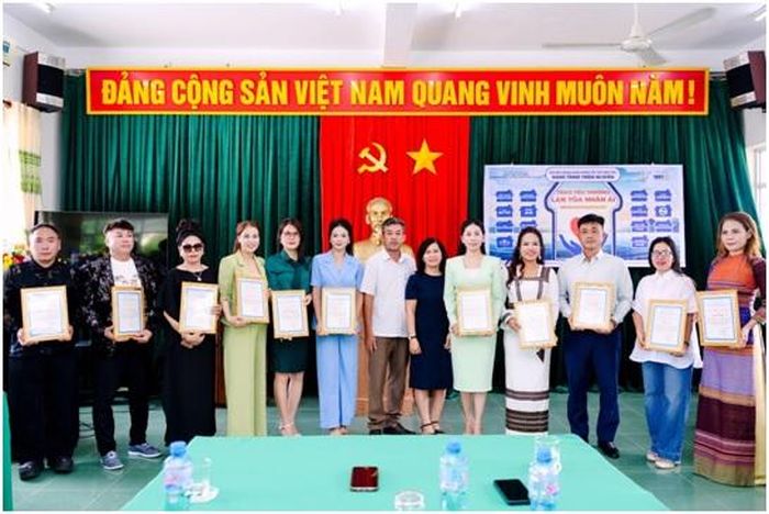 Đại diện Trung tâm trao giấy chứng nhận ghi nhận sự đồng hành của Ban Tổ chức và các nhà tài trợ.
