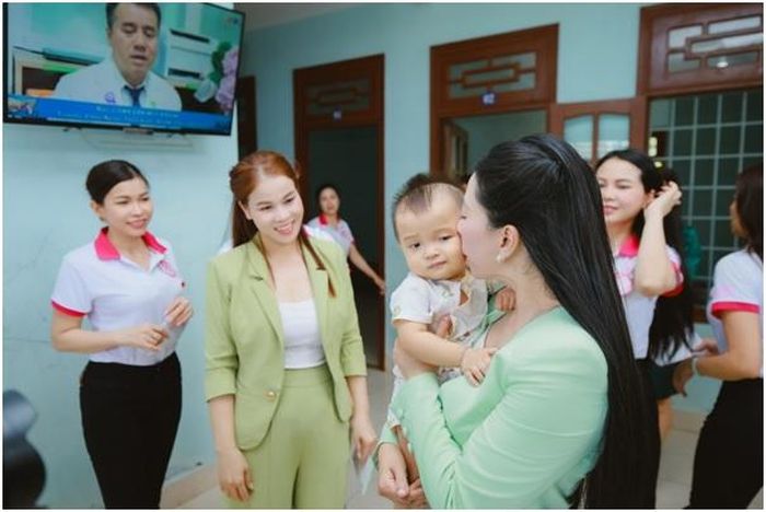 Ban Tổ chức và các thí sinh trực tiếp đến từng phòng trao quà cho những trường hợp tuổi cao, sức yếu, không thể đi lại.
