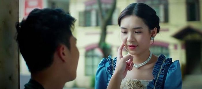 Khánh động viên Phương tự tin lên sân khấu. Ảnh VTV