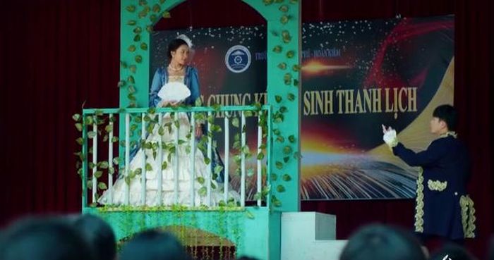 Tiết mục biểu diễn của Phương tại chung kết học sinh thanh lịch của trường. Ảnh VTV