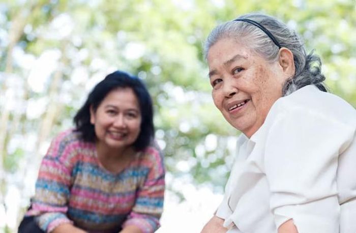 Khi con cái trưởng thành và có cuộc sống riêng, vài người bạn để cùng đi bộ, uống trà hay trò chuyện đôi khi lại trở thành "liều thuốc" chống cô đơn hiệu quả nhất. Ảnh minh họa