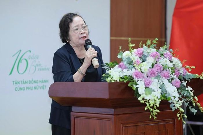 GS.TS Trần Thị Phương Mai, Chủ tịch Hội Chăm sóc Sức khỏe phụ nữ mãn kinh Việt Nam chia sẻ tại buổi lễ. 