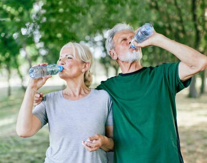 Người cao tuổi nên duy trì thói quen uống nước chủ động và đều đặn trong ngày thay vì đợi đến khi xuất hiện cảm giác khát.