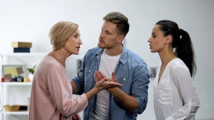 Thay vì né tránh, hãy chủ động đối thoại và tìm kiếm giải pháp chung để xây dựng một gia đình hòa thuận. Ảnh minh họa: iStock