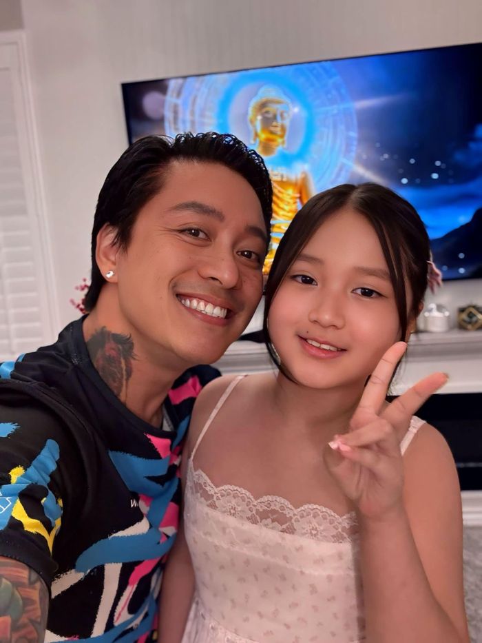 Ca sĩ Tuấn Hưng chia sẻ khoảnh khắc ngọt ngào cùng cảm xúc "tan chảy" khi chờ đón con gái. "Cả nhà đợi mỗi mình em cho tới khi bước xuống thì… Bố tan chảy luôn", nam ca sĩ viết trên trang cá nhân.
