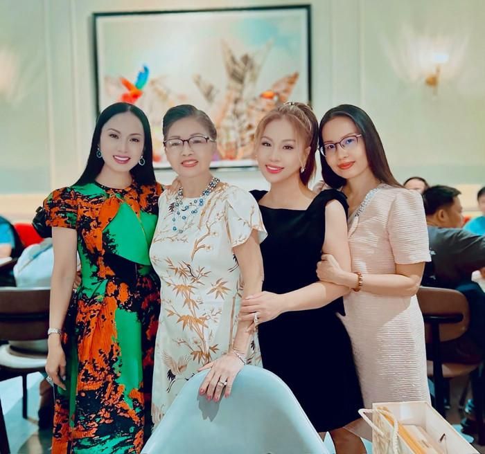 Trên trang cá nhân, ca sĩ Minh Tuyết chia sẻ hình ảnh chụp cùng mẹ và hai chị em trong một buổi gặp gỡ. Trong ảnh, mẹ của Minh Tuyết đứng ở vị trí trung tâm. Cẩm Ly và Hà Phương cũng gây chú ý với vẻ ngoài tươi tắn, tạo nên một khung hình gia đình ấm áp.