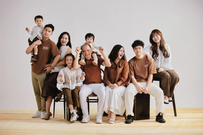 Cặp vợ chồng nghệ sĩ Nguyệt Hằng - Tuấn Anh chia sẻ hình ảnh hạnh phúc viên mãn bên con cháu. Đại gia đình cùng chung khung hình trong niềm vui rạng rỡ.