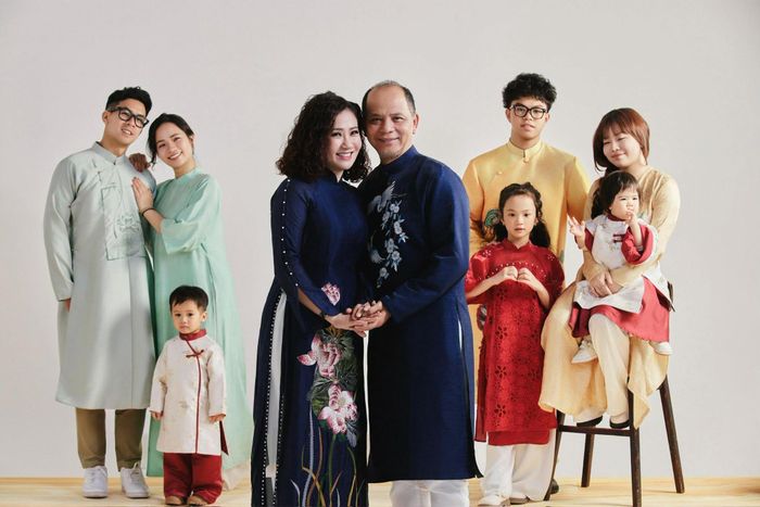 Sau bao thăng trầm, cặp nghệ sĩ cùng chiêm nghiệm về hôn nhân và gia đình: "Hạnh phúc trọn vẹn khi có bạn đồng hành - chẳng mong gì cao xa, chỉ mong sớm tối luôn có nhau, bình yên nắm tay nhau đi đến tận cùng mai sau".