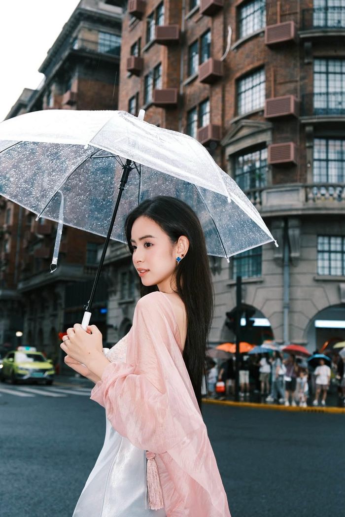 Sau khi kết hôn, Hương Liên vẫn duy trì sức hút trên mạng xã hội dù không còn hoạt động showbiz sôi nổi như trước. Mỗi lần xuất hiện, người đẹp đều nhận được nhiều lời khen bởi phong cách ngày càng tinh tế cùng nhan sắc được nhận xét là "lên hương" rõ rệt.