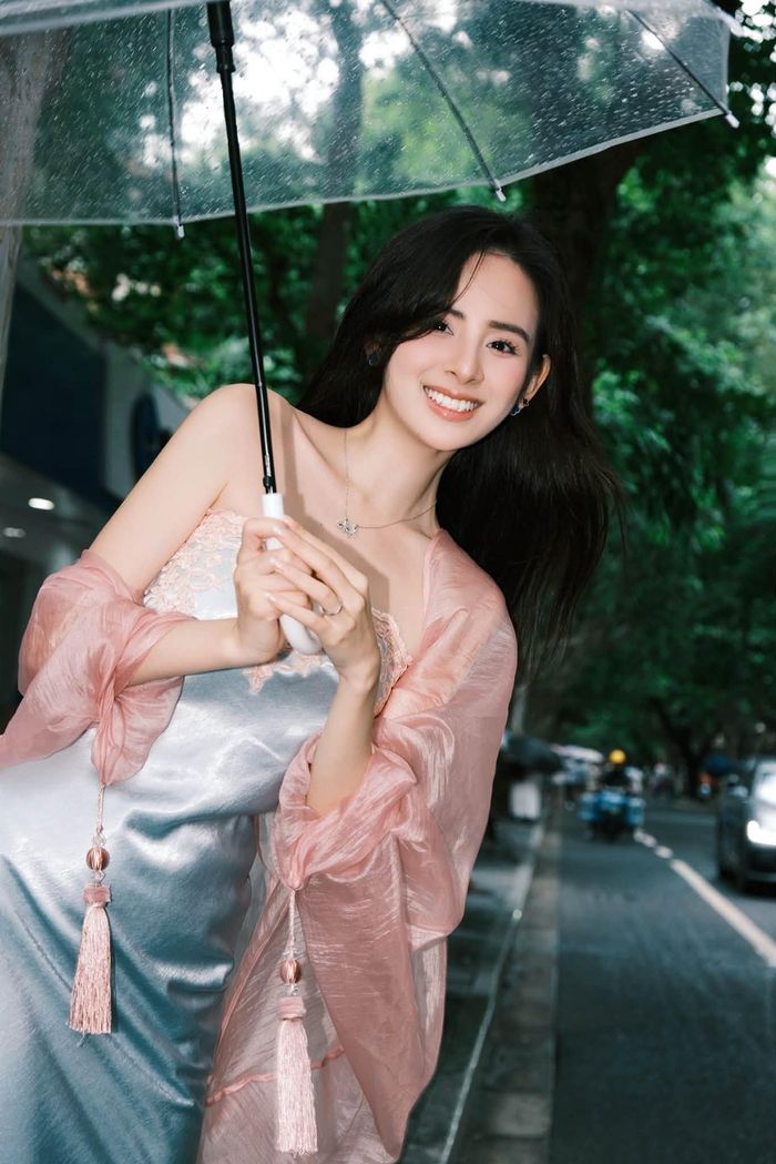 Chỉ với vài khung hình dạo phố trong một ngày mưa, Hương Liên tiếp tục khiến người hâm mộ xuýt xoa bởi nhan sắc ngày càng mặn mà sau khi kết hôn. Không chỉ thế, nhiều người còn thích thú xin info chiếc đầm xanh dương cô diện trong bộ hình.