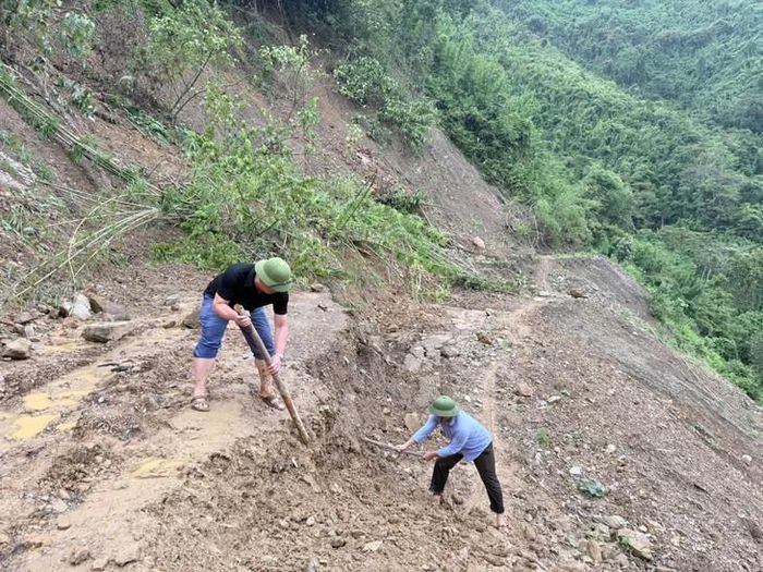 Đoàn công tác xã Nga My khảo sát các điểm sạt lở để tìm phương án mở đường tiếp cận bản Na Ngân. Ảnh: CSCC.